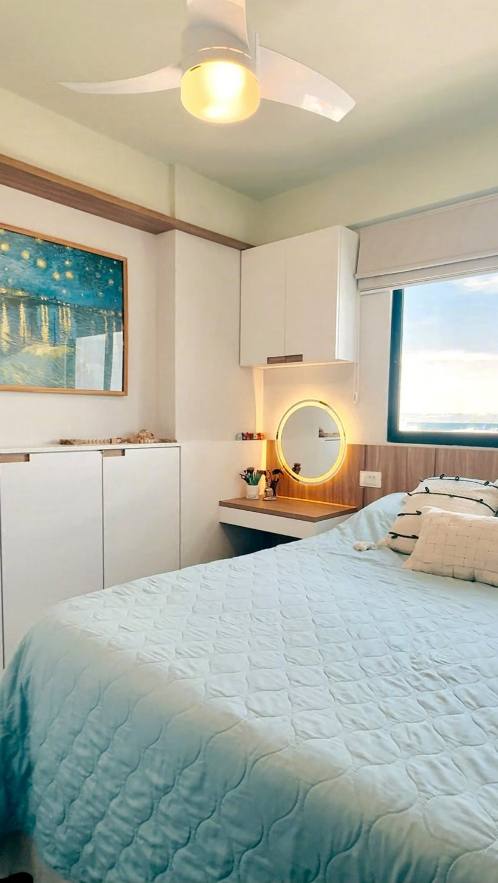 Quarto com marcenaria e iluminação
